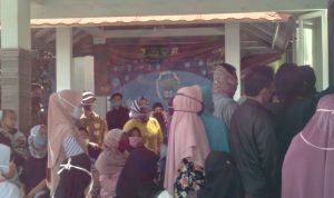 Kerumunan warga Desa Cikuya saat hendak mengikuti program vaksinasi di Desa Cikuya, Kecamatan Cicalengka, Kabupaten Bandung pada Kamis (8/7). (Yanuar Baswata/Jabar Ekspres)