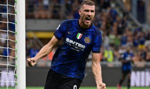 Penyerang Edin Dzeko merayakan golnya ketika laga Inter Milan vs Genoa pada ajang Serie A Italia di Stadion San Siro, Milan, 21 Agustus 2021. (ANTARA/AFP/MIGUEL MEDINA)