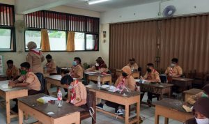Suasana ruang kelas saat uji coba pembelajaran tatap muka di SDN Cipinang Melayu 8, Jakarta, Rabu (7/4/2021). ANTARA/Yogi Rachman