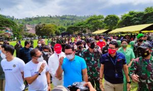 Kabar Baik! Ridwan Kamil Sebut Kasus Covid-19 Sudah Menurun di Jabar Gubernur Jawa Barat (Jabar) M Ridwan Kamil atau Kang Emil saat melakukan peninjauan Sentra Vaksinasi dilanjutkan dgn Podcast tema ‘Vaksinasi dan Pemulihan Ekonomi’ bersama Menparekraf RI Sandiaga Uno, di Pusdik Kavaleri Jalan Purabaya, Padalarang, Kabupaten Bandung Barat, Minggu (21/8/2021). (ANTARA/HO-Humas Disparbud Jabar)