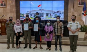 Sosialisasikan Prokes, Komunitas Musik Jalanan Kota Bogor Dapat Apresiasi Sejumlah anggota DPRD Jawa Barat foto bersama personel Satpol dan Komunitas Musik Jalanan (KMJ). (ANTARA/HO-Humas DPRD Jabar)