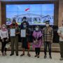 Sejumlah anggota DPRD Jawa Barat foto bersama personel Satpol dan Komunitas Musik Jalanan (KMJ). (ANTARA/HO-Humas DPRD Jabar)