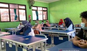 Kegiatan sekolah tatap muka di SMPN 2 Kota Bekasi, Jalan Chairil Anwar, Kecamatan Bekasi Timur, Kota Bekasi, Senin (22/3). (ANTARA/Pradita Kurniawan Syah).