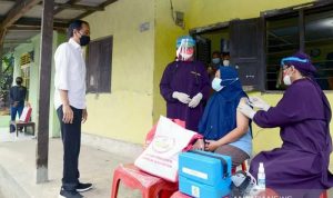 Presiden Joko Widodo meninjau langsung program vaksinasi COVID-19 untuk masyarakat secara pintu ke pintu (door to door). Kegiatan vaksinasi ini dilaksanakan kepada 500 warga di Kampung Pengampaan, Kecamatan Harjamukti, Kota Cirebon, pada Selasa, (31/8/2021). (ANTARA/HO-Muchlis Jr - Biro Pers Sekretariat Presiden/pri.)