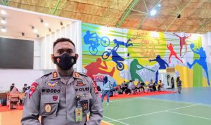 AKBP Widodo saat bertugas pada kegiatan vaksinasi di Sport Center Jabar pada Rabu (04/08