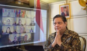 Menteri Koordinator Bidang ekonomi Airlangga Hartarto ketika memberikan penjelasan mengenai stimulus bantuan pemerintah.