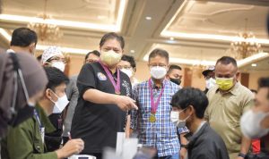 Airlangga Hartarto ketika meninjau langsung proses vaksin untuk kalangan milenial