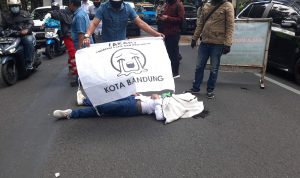 Aksi protes Gan Bonddile Ketua Harian AKAR Jabar di depan Balai Kota Bandung dengan cara melukai diri