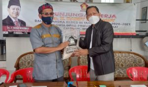 Anggota DPRD Komisi IV dari Fraksi Partai Gerindra Dapil cirebon Indramayu Daddy Rohanady ketika melakukan reses ke II di Desa Wisata Cirebon Girang