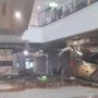 Bagian Bangunan di Margonda city Mall terlihat ambruk oleh beban lif barang.