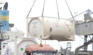 Bantuan Oksigen Cair dari pemerintah India sedang dibongkar di Pelabuhan Tanjung Priok
