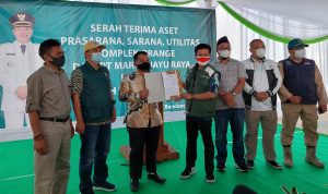 Bupati Bandung Dadang Supriatna menerima surat penyerahan aset fasilitas umum salah satu perumahan.