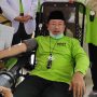 Bupati Cianjur tengah mendonorkan darah di PMI