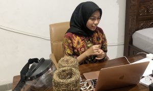 Karya Terbaik AHMBS 2021, Bantu Tuna Netra hingga Penjahit Keliling Aufa Hanun Zahiyah dari SMA Negeri 3 Bogor sedang mempresentasikan ide gagasan pemberdayaan para penjahit keliling dan UMKM pada gelaran AHM Best Student 2021