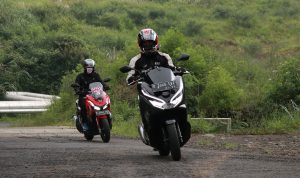 Begini, Tips Biar Aman Bawa Barang di Sepeda Motor cara aman bawa barang motor