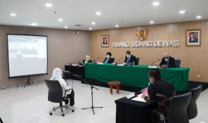 Wakil Ketua KPK Lili Pintauli Siregar saat menjalani sidang pembacaan putusan pelanggaran etik di hadapan majelis etik di gedung KPK Jakarta, Senin (30/8) (Humas KPK)