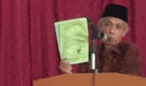 Mantan Kepala Desa Keresek, Tatang Juhendar memperlihatkan sertifikat tanah desa