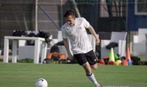 Pemain tim nasional Indonesia Egy Maulana Vikri menggiring bola dalam latihan skuad Garuda di Dubai, Uni Emirat Arab, Rabu (19/5/2021). ANTARA/HO-PSSI/am.