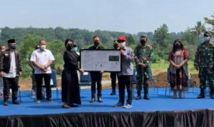 Akhirnya! Setelah 15 Tahun Terjadi Polemik, Wali Kota Bogor Serahkan IMB GKI Yasmin Tangkap layar Wali Kota Bogor Bima Arya menyerahkan dokumen IMB pembangunan rumah ibadah Gereja Kristen Indonesia (GKI) di Bogor Barat, Kota Bogor, Jabar, Minggu (8/8/2021). (ANTARA/Riza Harahap)