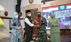 Gubernur Jabar Ridwan Kamil memberikan cenderamata kepada Panglima Kodam III Siliwangi