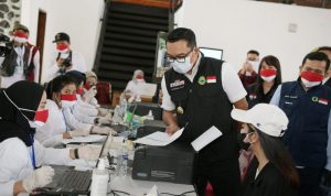 Gubernur Jabar Ridwan Kamil meninjaulangsung pelaksanaan vaksin di Gor saparua Kota Bandung