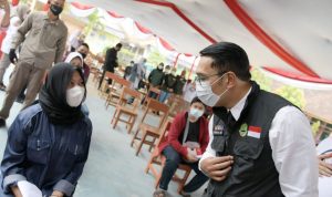 Gubernur Ridwan Kamil sedang berdialog dengan peserta vaksin dikalangan pelajar KBB