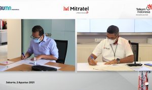 Direktur Strategic Portfolio Telkom Budi Setyawan Wijaya (kiri) dan Direktur Utama Mitratel Theodorus Ardi Hartoko saat penandatanganan Akta Inbreng & Head of Agreement penyertaan modal berupa aset (inbreng) 798 menara telekomunikasi dari Telkom ke Mitratel untuk memperkuat bisnis penyediaan menara telekomunikasi di Jakarta, Senin (2/8).