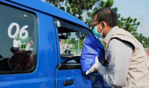Wakil Wali Kota Depok, Imam Budi Hartono saat membagikan paket sembako kepada sopir angkot di Terminal Jatijajar (Diskominfo)
