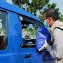 Wakil Wali Kota Depok, Imam Budi Hartono saat membagikan paket sembako kepada sopir angkot di Terminal Jatijajar (Diskominfo)