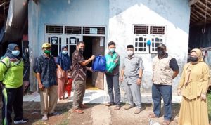 Plt Camat Sawangan, Ferry Birowo (kiri) saat menyerahkan bantuan secara simbolis (ist)