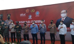 Kapolri Jenderal Listyo Sigit Prabowo (tengah) saat foto bersama di PT Kahatex, Kabupaten Sumedang pada Kamis (5/8).