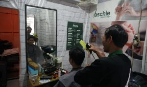 Sambut Kemerdekaan, Tukang Cukur Ini Berikan Promo Khusus Agus Dok. Aschie Salon, tempat cukur yang memberikan promo gratis bagi nama Agus. Sabtu (7/8)