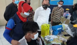 Pelaksana Tugas (Plt.) Wali Kota Cimahi Ngatiyana meninjau kegiatan vaksinasi pelajar saat salah satu siswa sedang divaksinasi, Sabtu (7/8)(Intan Aida/Jabar Ekspres)