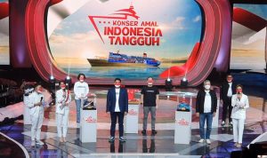 Terus Bantu Penanggulangan Covid-19, BRI Dukung Konser Amal Indonesia Tangguh Direktur Human Capital Management Telkom Afriwandi (keempat dari kiri) berfoto bersama usai menerima barang lelang memorabilia atlet peraih medali emas Olimpiade Tokyo 2020 dalam acara Konser Amal Indonesia Tangguh di Jakarta, Minggu (8/8).