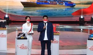 Direktur Human Capital Management Telkom Afriwandi (paling kanan) memberikan sambutan saat menerima sepasang sepatu milik salah satu atlet peraih medali emas Olimpiade Tokyo 2020 Apriyani Rahayu dalam acara Konser Amal Indonesia Tangguh di Jakarta, Minggu (8/8).