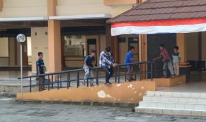 Miris! Sejumlah Korban Longsor Sumedang Tak Mampu Lunasi Biaya Kontrakan Anak-anak penghuni rusun saat bermain di wilayah gedung empat, Kecamatan Rancaekek, Kabupaten Bandung pada Selasa (10/8). (Yanuar Baswata/Jabar Ekspres)