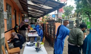 Wamenkeu: Anggaran Impor Vaksin Capai Rp 47 Miliar pada 2021 VAKSINASI: Petugas puskesmas melayani masyarakat yang hendak jalani vaksinasi.