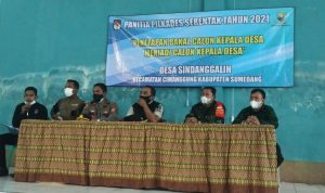 Situasi saat proses penetapan bakal calon menjadi calon kepala desa di Desa Sindanggalih, Kecamatan Cimanggung, Kabupaten Sumedang, Jumat (13/8).