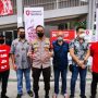 Kapolres Metro Jakarta Barat Kombes Pol Ady Wibowo, Ari Wibowo, dan Reynold Surbakti mengunjungi sentra Vaksinasi Merdeka di Posko RW 08, Jalan Pulau Panggang Nomor 63, Kembangan, Jakarta Barat. (Istimewa)