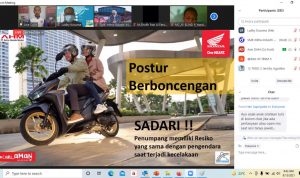 Instruktur Safety Riding DAM, Asep Wawan sedang menjelaskan konsep dasar menikung dan postur berboncengaan yang benar dan nyaman kepada peserta webinar.