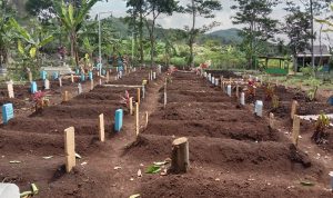 Kisah Penggali Makam Covid-19, Sempat Kewalahan Namun Tetap Ikhlas Membantu Sesama Manusia Lahan pemakaman covid-19 di TPU Kihapit terpantau sudah hampir penuh, di TPU Kihapit, Sabtu (14/8)(Intan Aida/Jabar Ekspres)