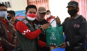 Bupati Bandung, Dadang Supriatna (kiri).