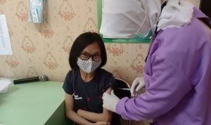 VAKSINASI: Seorang disabilitas menjalani vaksinasi di Puskesmas Cibereum, Kota Cimahi, Senin (16/8). (Intan Aida/Jabar Ekspres)