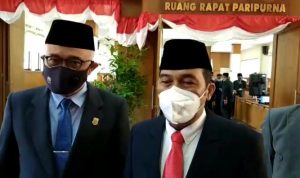 Plt. Wali Kota Cimahi Ngatiyana bersama Ketua DPRD Cimahi Achmad Zulkarnain, Senin (16/8). (Intan Aida/Jabar Ekspres)