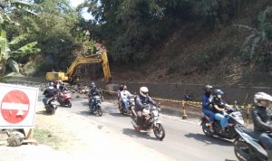 Situasi buka-tutup arus kendaraan akibat perbaikan jalan di daerah Tunggul Hideung, Kecamatan Tanjungsari, Kabupaten Sumedang pada Senin (16/8). (Yanuar Baswata/Jabar Ekspres)