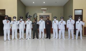 Camat Rancaekek, Baban Banjar (tengah) bersama Kapolsek, Danramil dan para Kepala Desa saat foto bersama usai upacara 17 Agustus secara virtual, Selasa (17/8).