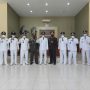Camat Rancaekek, Baban Banjar (tengah) bersama Kapolsek, Danramil dan para Kepala Desa saat foto bersama usai upacara 17 Agustus secara virtual, Selasa (17/8).