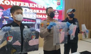 Dor! Buron Kasus Pencurian Spesialis Truk dan Pick Up Ditembak Mati KONFERENSI PERS: Pihak kepolisian memperlihatkan barang bukti.