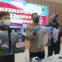 KONFERENSI PERS: Pihak kepolisian memperlihatkan barang bukti.