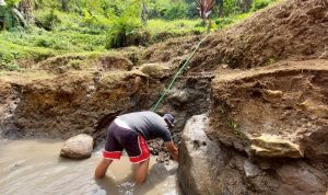 Warga membersihkan sumber air panas di Desa Cimanggu, Ngamprah, yang akan dijadikan objek wisata